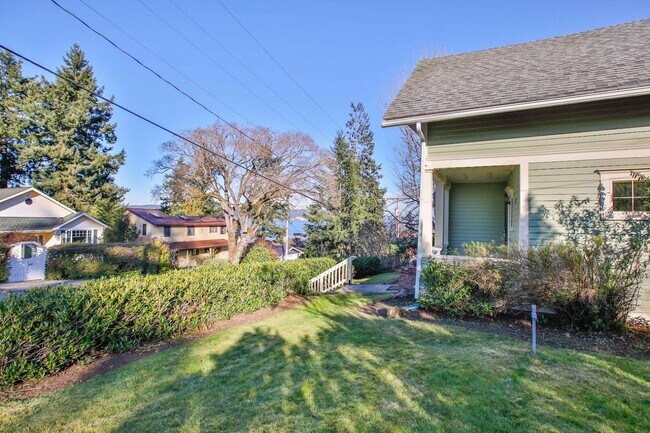 Building Photo - Gorgeous Vintage Home in Downtown Langley with Detached Guest Studio!!