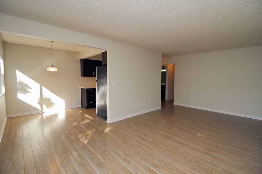 Building Photo - 2725-2743-2743 SE Taylor St