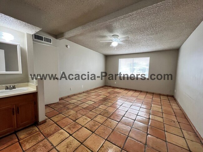 Building Photo - Two Bedroom Home