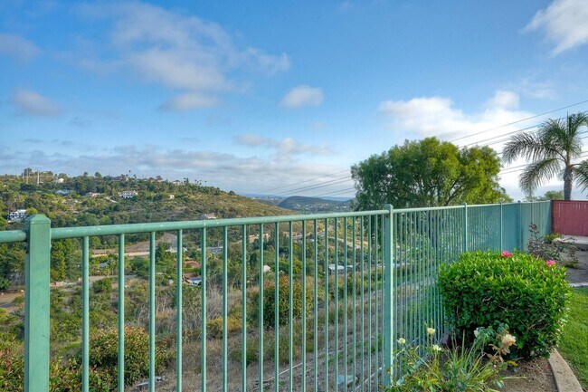 Building Photo - Executive Home with Views!