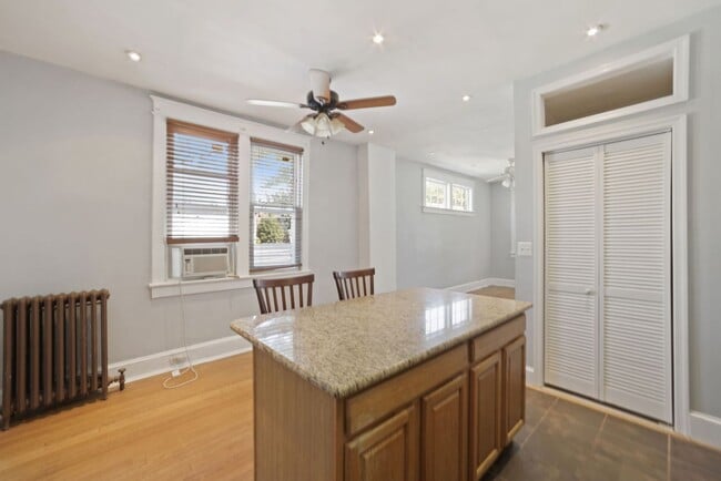 Building Photo - 1 Month Off! Available Now!  // 3bedroom 2.5 bathroom Condo// Trinidad//Private Parking Included