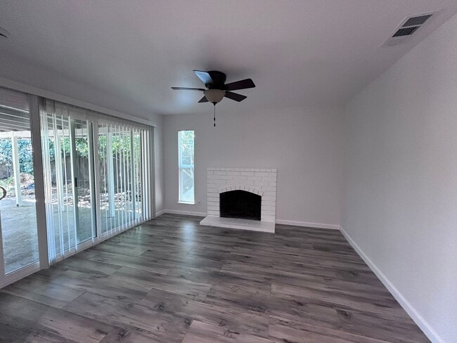 Building Photo - Beautiful Three Bedroom Two Bathroom Home