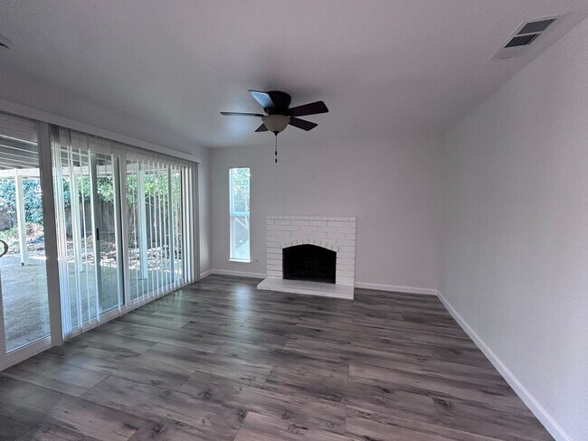 Building Photo - HALF OFF ONE MONTH RENT IF APPROVED AND MOVED IN BY 4/8