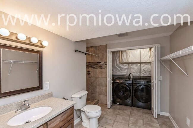 Building Photo - FINISHED BASEMENT!! 4 Bedroom, 3 Bathroom Home in North Ankeny