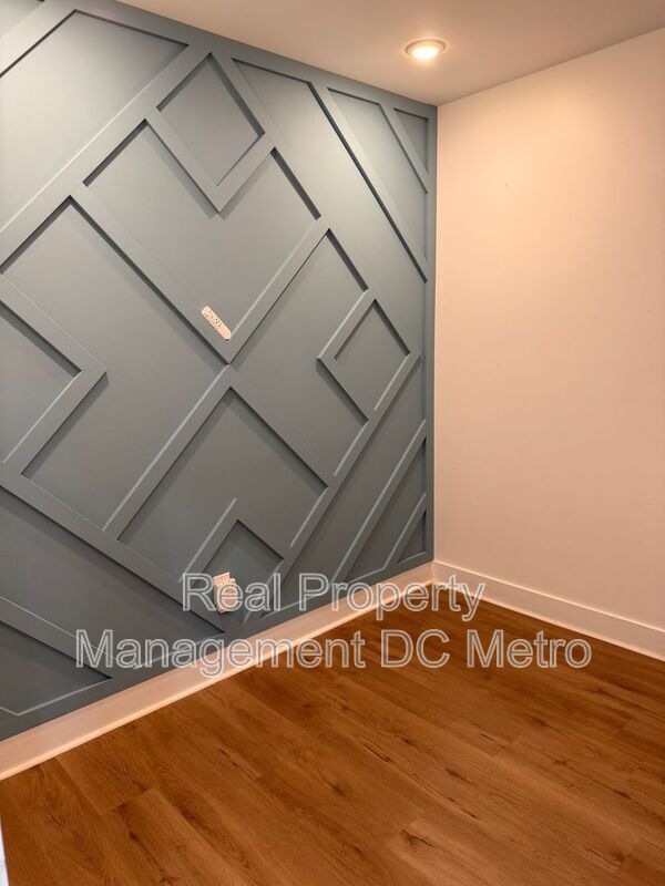 Building Photo - 216 21st St NE