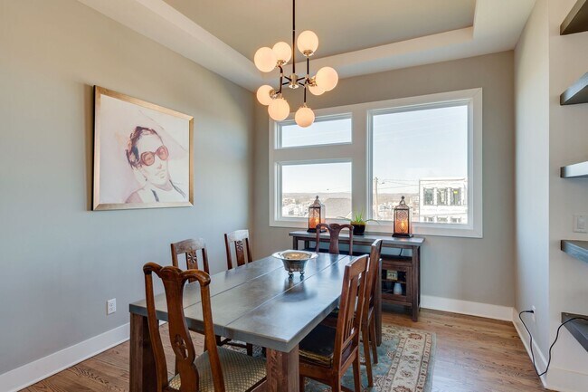 Building Photo - 4 Bedroom/3.5 Bath home overlooking the ci...