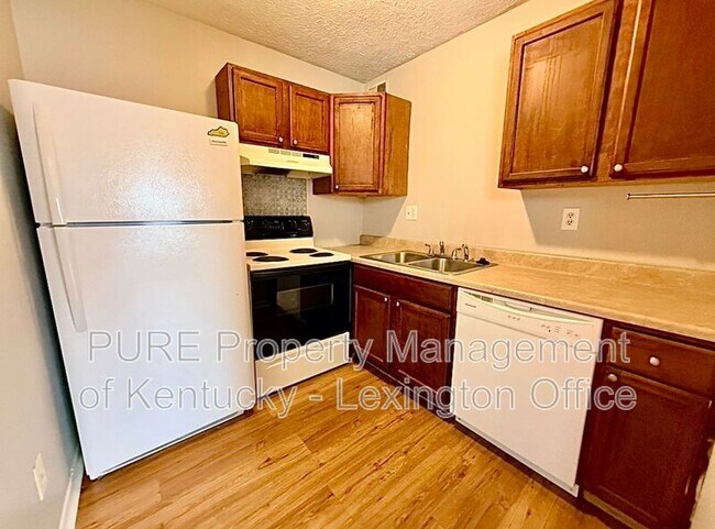 Building Photo - 3772 Camelot Dr