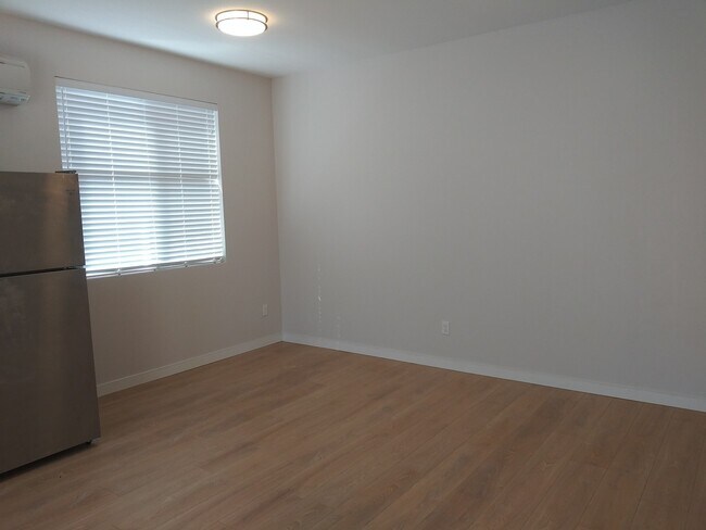 Building Photo - 406-410 N Alberta St