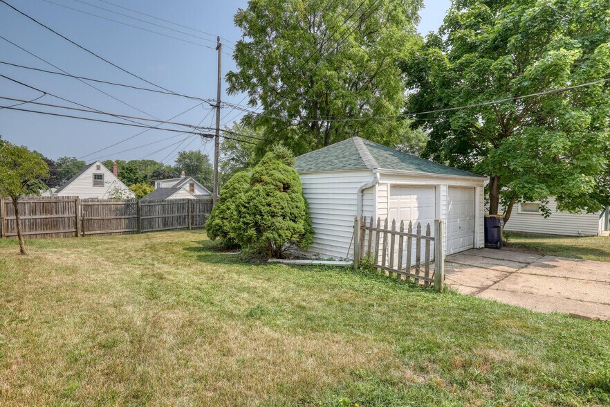 Building Photo - 1944 S 92nd St