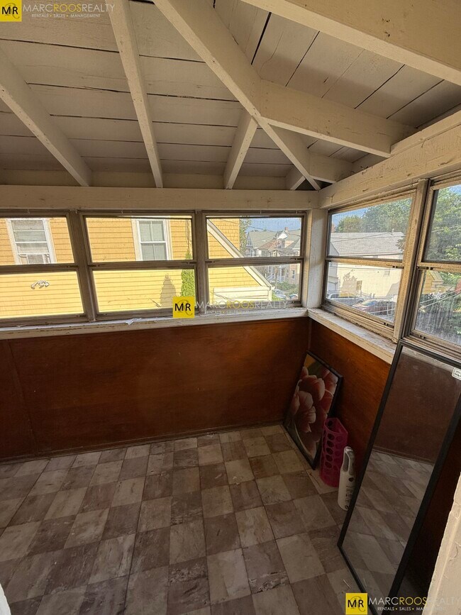 Building Photo - 68 Willow Ave