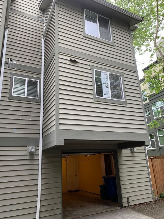 Building Photo - In the heart of Green Lake 3 bed 2.5 bath townhome for rent