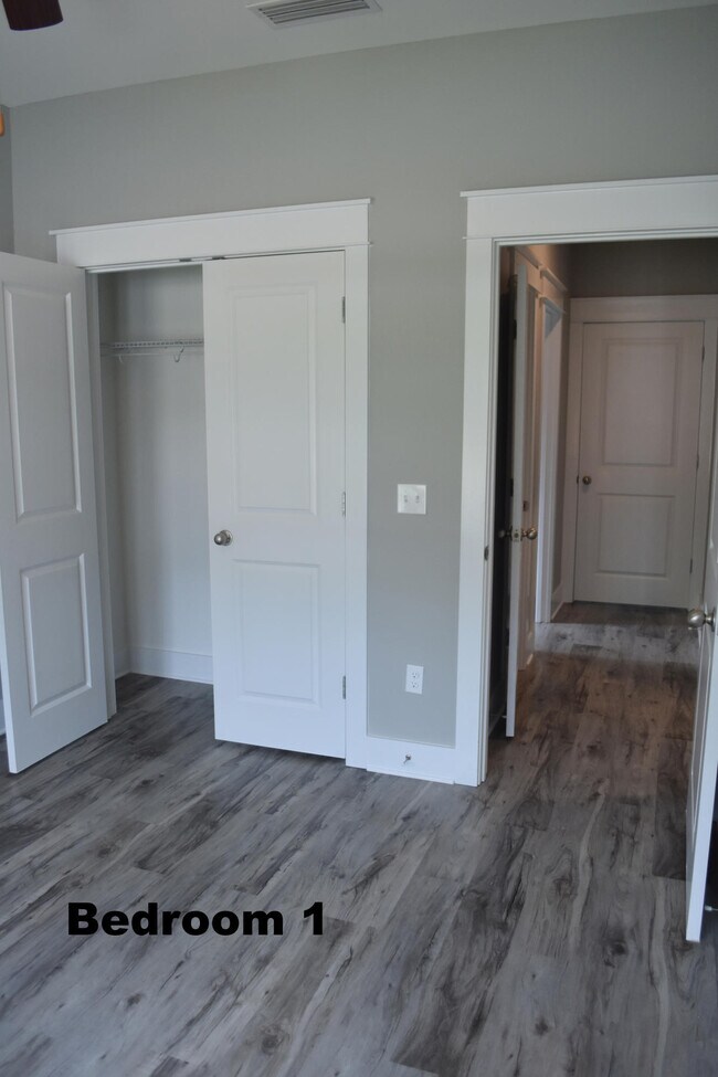 Building Photo - 15 Oakfield Dr