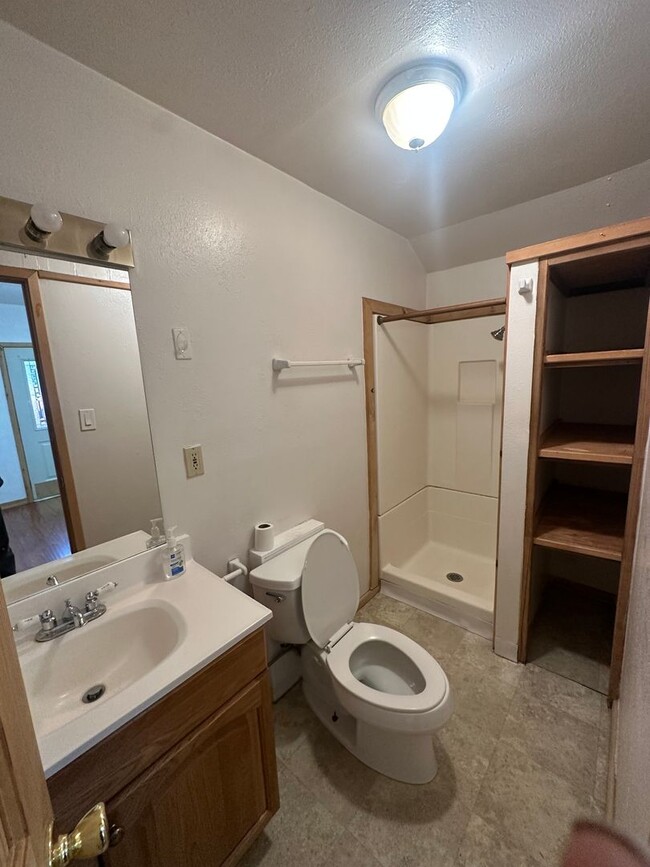 Building Photo - Cute pet friendly studio cabin available n...