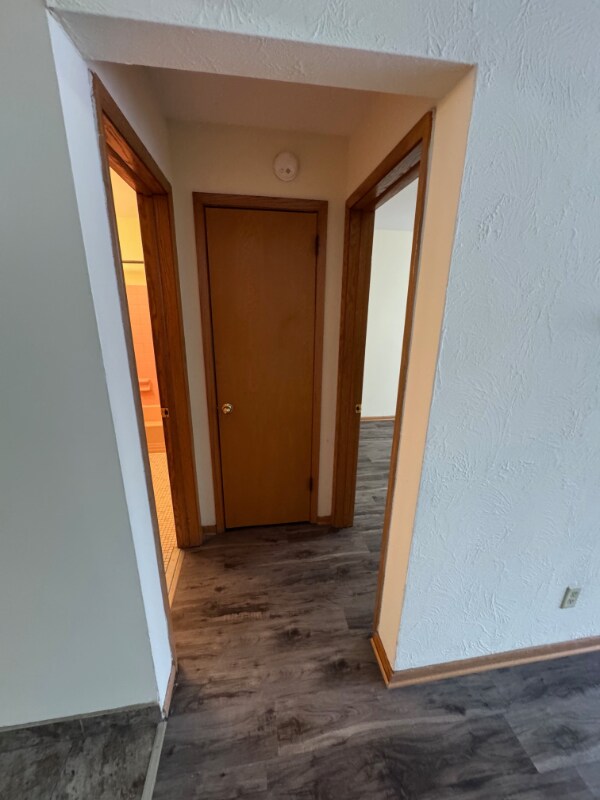 Building Photo - 556 Jenks Ave E