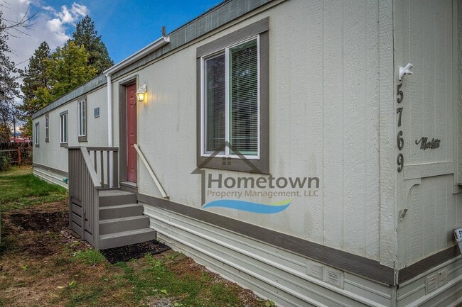 Building Photo - 2 Bedroom 1 Bath Home with Off-Street Park...