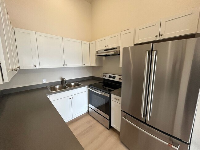 Building Photo - 2 Bedrooms on the Beach, W/D in Unit, Incr...