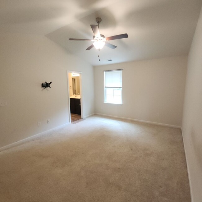 Building Photo - 4 Bedroom House with Double Garage FOR REN...