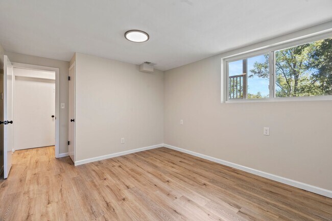 Building Photo - Beautifully Renovated 4 Bed/ 2 Bath with 2...
