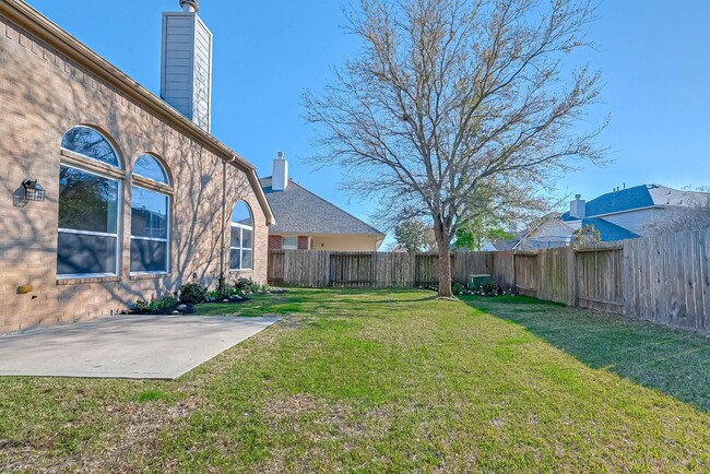 Building Photo - Two-story, 4BD/2.5BR renovated home in Fie...