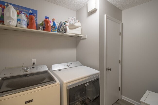 Building Photo - 21 Pinewood Ln