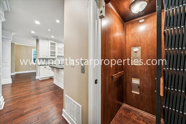 Building Photo - New Exquisitely Designed Dream Home in Lak...