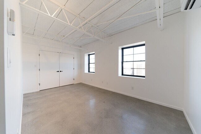 Building Photo - Industrial 1 BD near Warren St!
