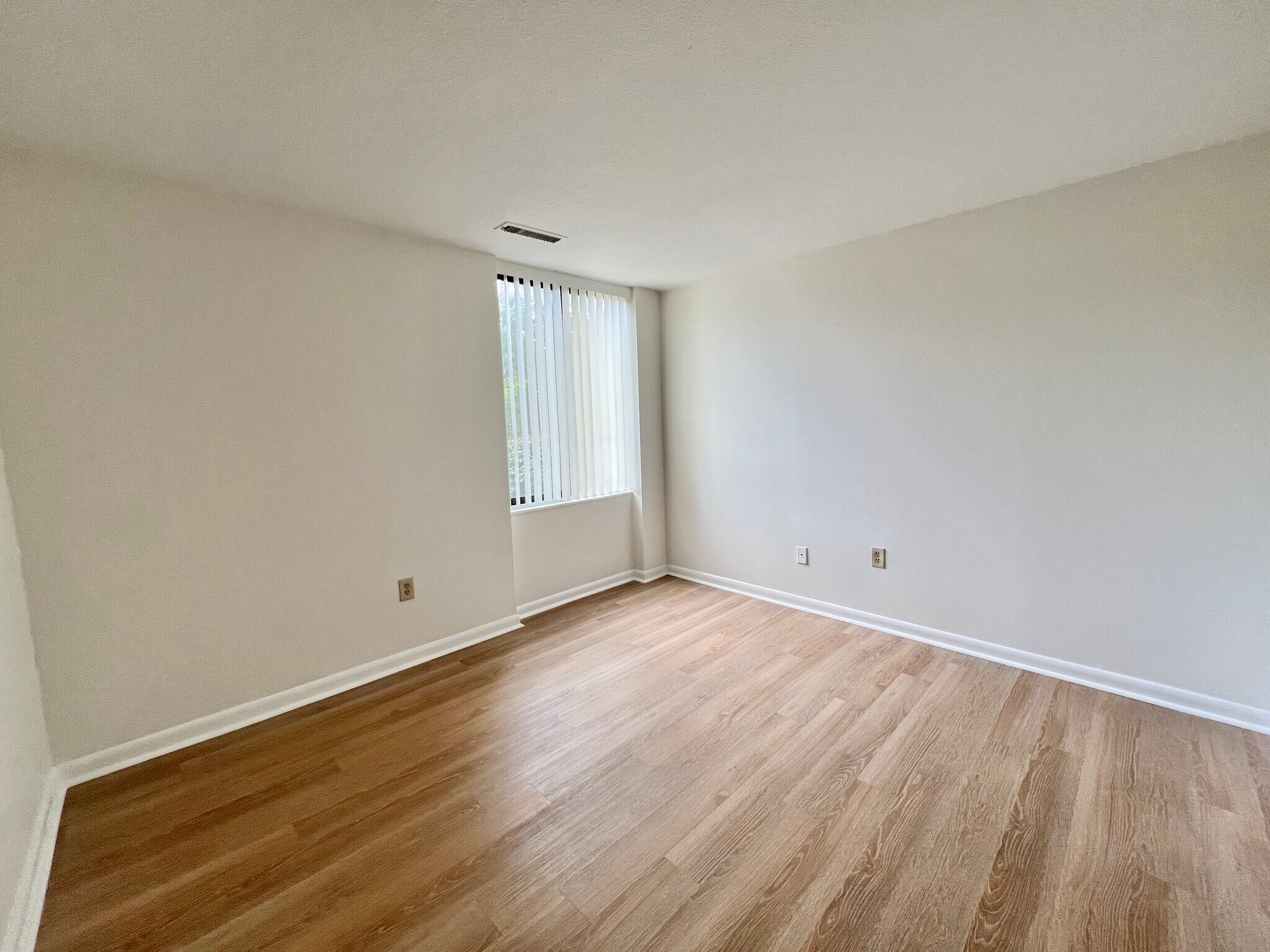 Building Photo - 1004 Paradise Rd