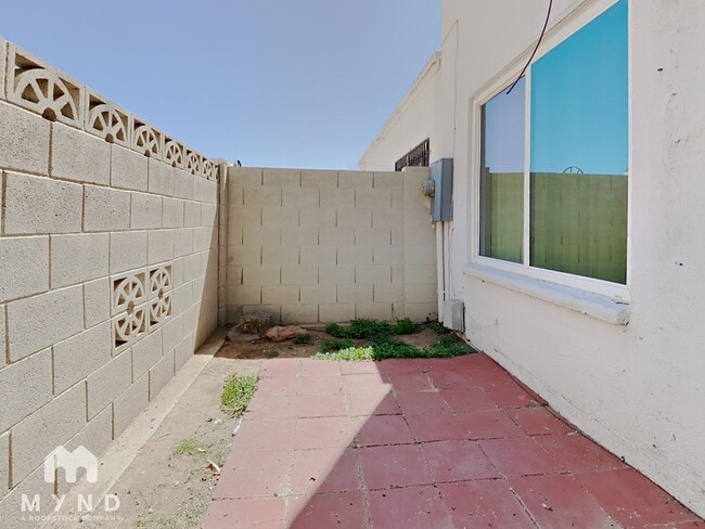 Building Photo - 2132 W Glenrosa Ave
