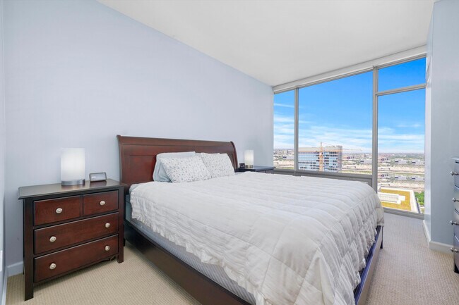 Building Photo - 100 E 14th St