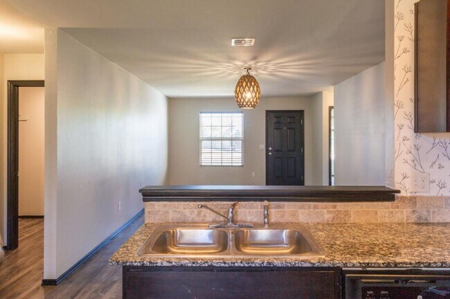 Building Photo - Beautiful 4 Bed 2 Bath in the Heart of Noble!