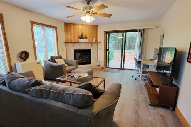 Building Photo - 140 Paquette Cir