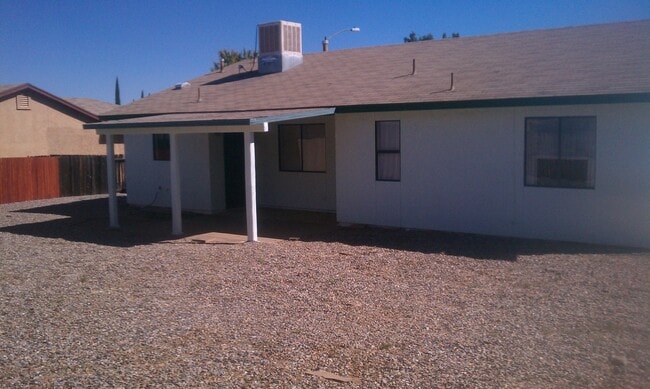 Building Photo - 2310 Primrose Dr