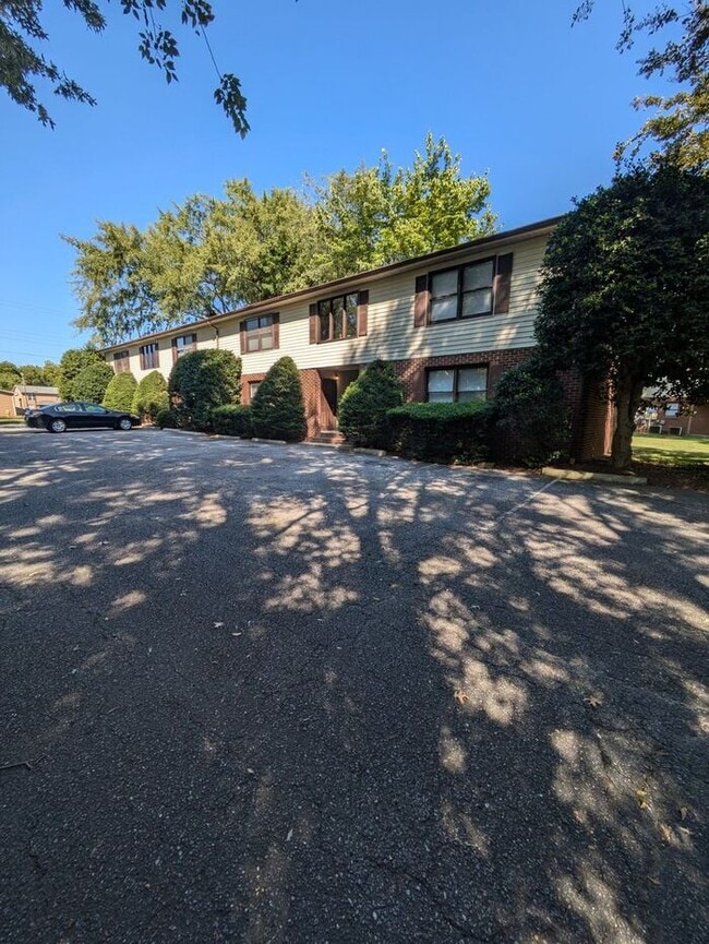 Building Photo - 1BD1/BA First Floor Unit at Westmont Apartments in Hickory, NC!