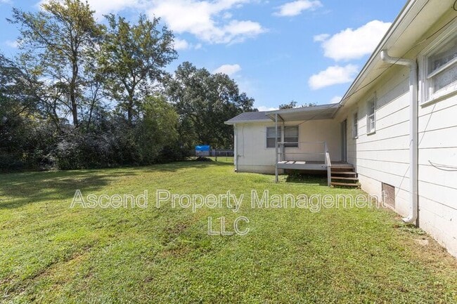 Building Photo - 5018 Golfview Dr