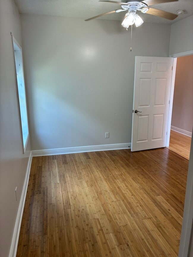 Building Photo - Beautiful 2/1 duplex in bay St. Louis