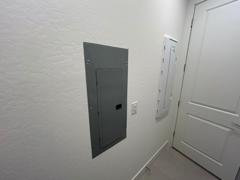 Building Photo - 2121 W Sonoran Desert Dr