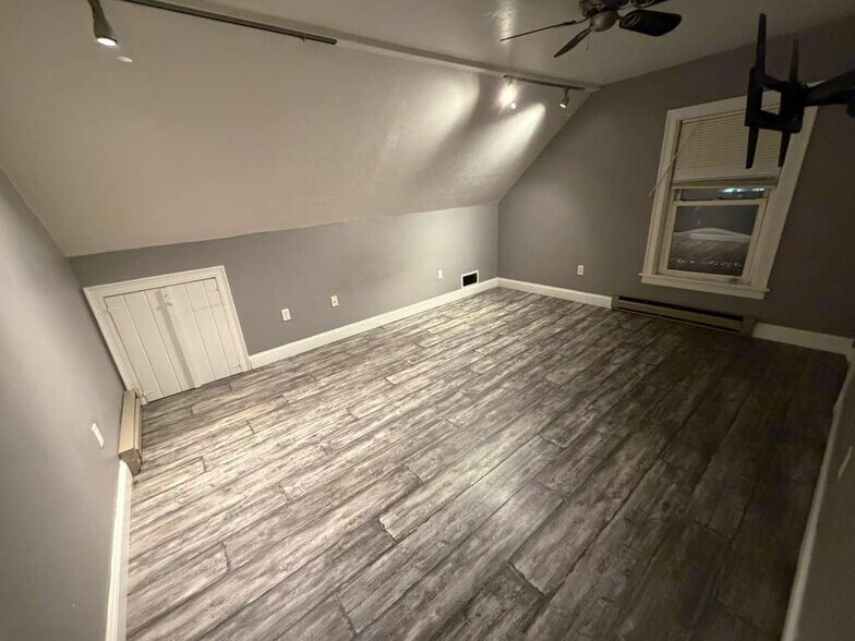 Building Photo - 8 Central St