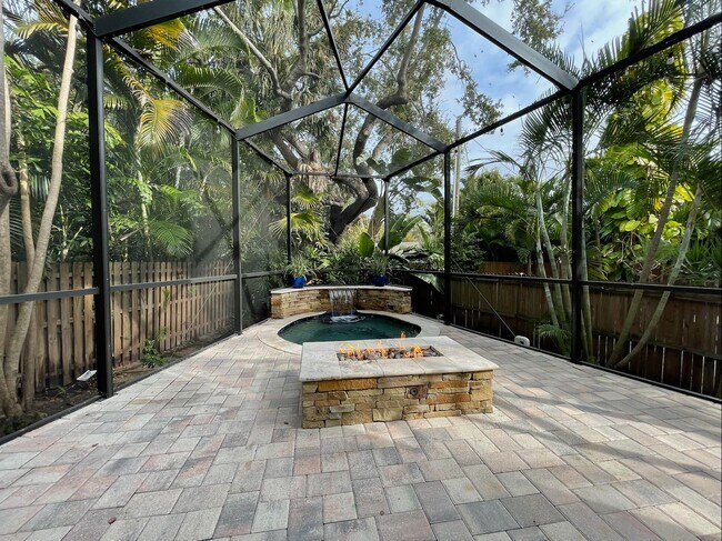 Building Photo - Davis Islands Spanish Med 3 Bed 2.5 Bath 1 car garage with Spool