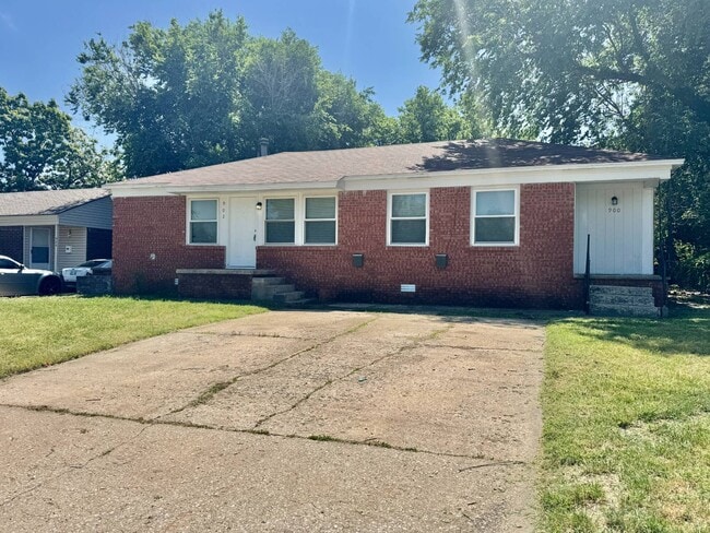 Primary Photo - 902 E Rose Dr