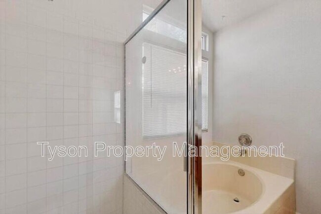 Building Photo - 4740 Jessica Dr NE