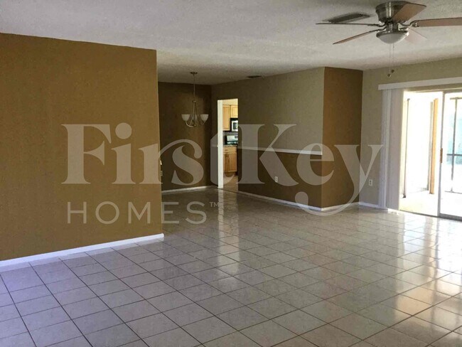 Building Photo - 8801 N Bermuda Dr