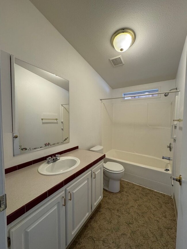 Building Photo - 3 bed 2 bath w/ AC - Water/Sewer included ...