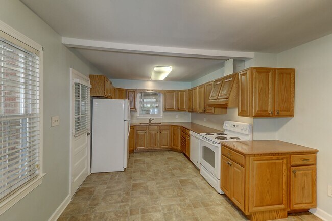 Building Photo - Renovated Brick Ranch!