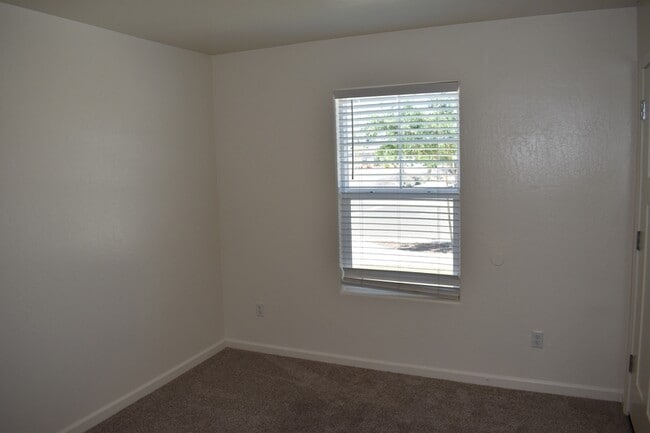 Building Photo - 698 Jessie Dr