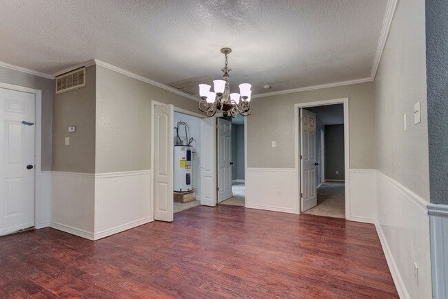 Building Photo - Freshly Renovated 3 Bedroom Home
