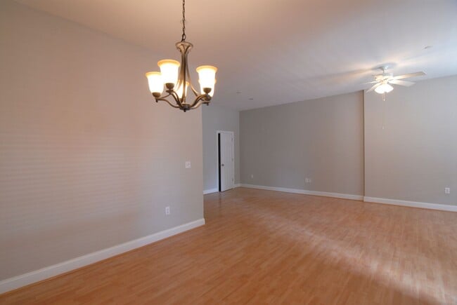 Building Photo - Downtown City Living Spacious 1 bedroom 1 bathroom in the heart of Greensboro