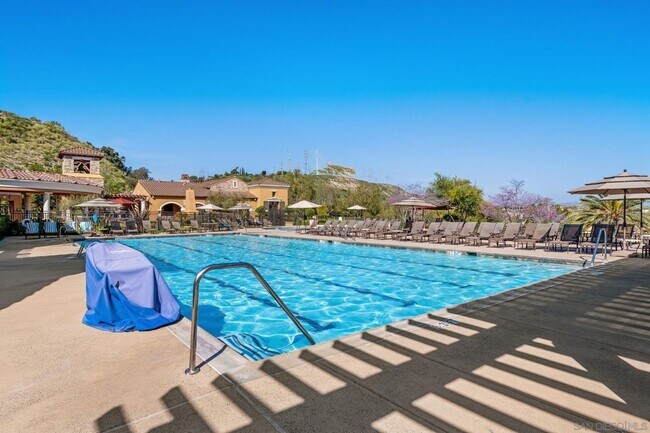 Building Photo - Bright 2BD/2BA Townhouse in Serra Mesa with Balcony, Fireplace & Resort-Style Amenities