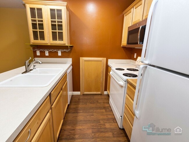 Building Photo - Bright & Spacious 2-Bedroom End Unit Townh...