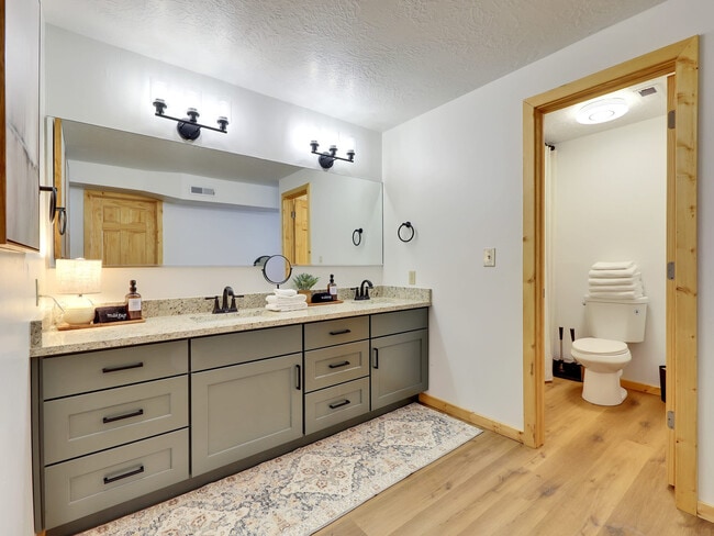 Building Photo - 656 Aspen Dr