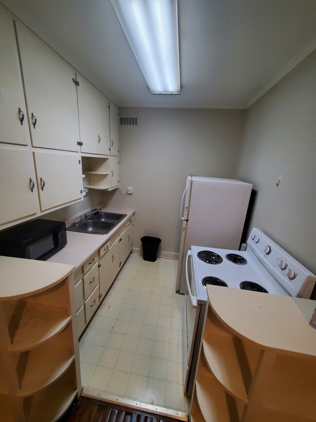 Building Photo - 1338 Main St